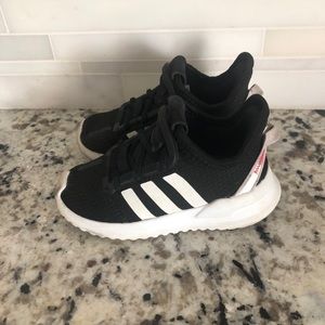 Adidas toddler boys black shoes size 7 GUC